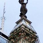 The top of the statue (tree) with birds on its head.