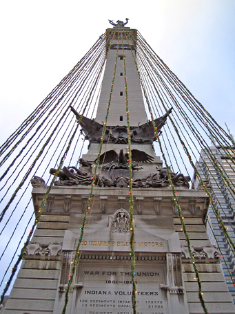 The statue (tree) from the front, looking up.